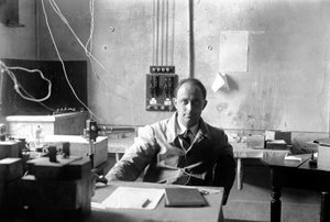 Den italienske fysikeren Enrico Fermi (1901-1954 Nobelprisen i fysikk i 1938) i laboratoriet (s/hvitt foto)