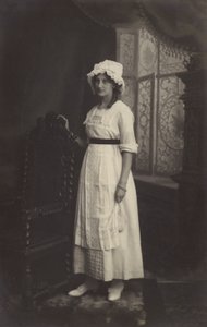 Jente i blondehette av Arthur C. Burgess