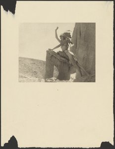 [Kvinne kledd i indisk kostyme i ørkenen] av Arthur F. Kales