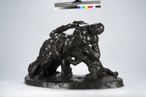Mann låst i kamp med Lioness Cub (bronse)
