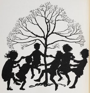 Silhuett av barn som danser rundt et tre. av Arthur Rackham