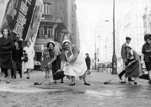Kamerader rengjør Gran Via-gaten, deltar i oppfordringen fra informasjons- og turismedepartementet og kampanjen deres for å «holde byen ren», og hjelper offentlige tjenester. av Artist Unknown