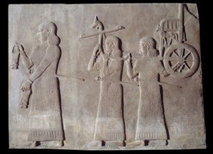 Art Mesopotamia (Assyria): hoffet til palasset til kongen av Assyria Sargon II (721 - 705 f.Kr.) tjenere som bar situlene og kongens vogn. Paris, Musée du Louvre av Assyrian