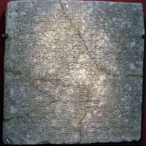 Alabastplate gravert med kileskrift, fra festningen Sargon II (eller Sharroukin, konge av Assyria fra 722 til 705 f.Kr.) ved Dur Sharrukin (nå Khorsabad, Irak). Assyrisk kunst, antikken, 800-tallet f.Kr. State Eremitage, St. Peter av Assyrian