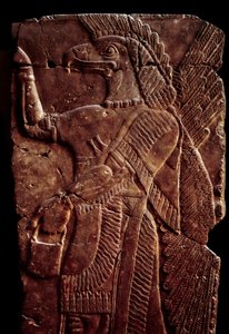 Orientalske antikviteter: detalj av et albasterrelieff som representerer en Genie-beskyttende vinge med en mannskropp og ørnehode, fra Palace of Sargon II eller Sharroukin, kongen av Assyria til Dur-Sharrukin (dagens Khorsabad (Khunsabad) (Mesopotamia), Ir av Assyrian