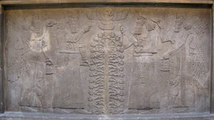 Relieff med to figurer av Ashurnasirpal, bevingede mytologiske vesener og guden Ashur, foran Livets tre, 885-860 f.Kr. av Assyrian