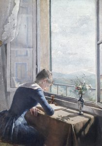 Kvinne leser ved et åpent vindu
