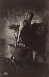 Kvinnelig bonde som bærer en kurv og høy, ca. 1870.