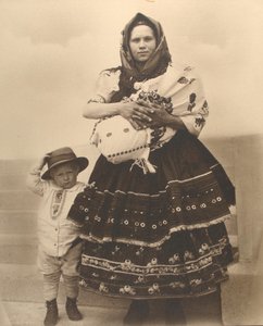 Slovakisk kvinne og barn, ca. 1910 av Augustus F. Sherman