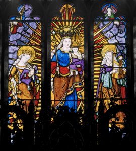 Sentralt vindu i apsis, Jomfru og barn med hellige, 1837 (farget glass) av Augustus Welby Northmore Pugin