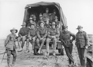 En lastebil med australske artilleriforsterkninger fortsetter langs veien for å slutte seg til batteriene til det 5. australske divisjonsartilleriet, engasjert i kampen om Hindenburg-linjeforsvaret, av Australian Photographer