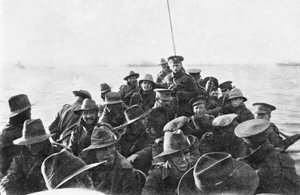En utsikt som ser akterut av livbåt som frakter uidentifiserte menn fra Australian 1st Divisional Signal Company, mens de slepes mot Anzac Cove kl. 06.00 på landingsdagen, 25. april 1915 (bw phot av Australian Photographer