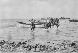 Australske soldater vasser gjennom vannet når de kommer i land ved Anzac Cove, Gallipoli 25. april 1915 etter å ha blitt fraktet i landingsbåter fra større skip i bakgrunnen, 25. april 1915 (