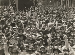 Folkemengde i Martin Place, Sydney, feirer nyheten om signeringen av våpenhvilen, 11. november 1918 av Australian Photographer