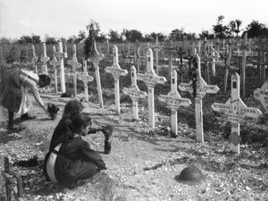 Franske barn passer graver på Adelaide Cemetery av australiere drept i kamp på vestfronten, Villers-Bretonneux, Frankrike 26. august 1919 av Australian Photographer