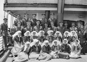 Gruppeportrett av seniormedisinerne og ansatte ombord på HMAT Wahehe, under returreisen til Australia, september 1919-oktober 1919 av Australian Photographer