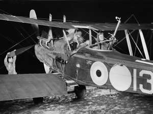 Løytnant (løytnant) Stanley George Brearley, pilot, og løytnant Robert Harold Taylor, observatør, av nr. 69 skvadron (australsk), Royal Flying Corps (RFC), starter ut for en nattbombeaksjon fra ha. av Australian Photographer