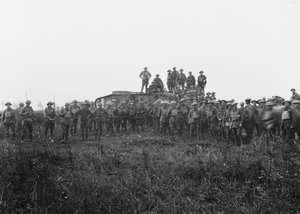 Utendørs gruppeportrett av et tankmannskap og noen medlemmer av den 5. australske infanteribrigaden, 8. august 1918 av Australian Photographer
