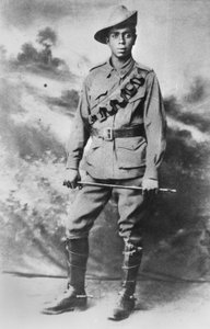 Portrett av en aboriginsk tjenestemann, 234 Privat (Pte) Walter Christopher (Chris) George Saunders, ca. 1916 av Australian Photographer