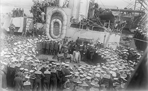 Sjømenn flokker seg rundt Australias statsminister The Hon William Morris (Billy) Hughes mens han henvender seg til dem på dekket til HMAS Australia ved verftet i Devon, England, 21. mai 1916 av Australian Photographer