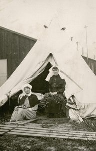 Søster Eleanor Wibmer Jeffries og søster Nellie Constance Morrice (til høyre) utenfor teltet deres på Australian General Hospital nr. 3 med blomster plukket fra bredden av Somme, ca. juni 1917 (bw-bilde av Australian Photographer