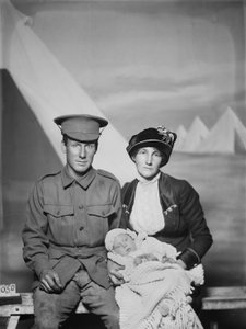 Studioportrett av 1159 Private (Pte) George Beamish Swanton, australsk 24. bataljon, fra Werribee, Victoria, med sin kone Nellie og den unge babyen, Joan Helen, ca. mai 1915 av Australian Photographer