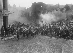 Bandet til den 5. australske infanteribrigaden, ledet av kapelmester Sergeant A Peagam fra 19. bataljon, passerer gjennom Grande Place (Town Square) i Bapaume, og spiller Victoria March, Bapau av Australian Photographer