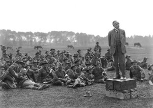 Høyre ærede William Morris (Billy) Hughes, stående på en plattform sammensatt av fire ammunisjonsbokser, henvender seg til en samling av den 5. australske feltambulansen, nær La Motte, omtrent ett kilo av Australian Photographer