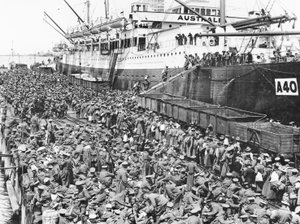 Tropper går om bord i Port Melbourne på A40 HMAT Ceramic, 1915 av Australian Photographer