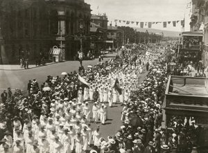 Kvinner som holder en fredsdagsmarsj langs King William Street, Adelaide, Sør-Australia, november 1918 av Australian Photographer