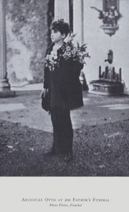 Erkehertug Otto av Østerrike ved farens begravelse i 1922 (s/hv-bilde) av Austrian Photographer