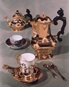 Tekanne, sukkerskål, sjokoladekanne og krus, fra en Meissen frokosttjeneste laget av Domanek, Wien, 1750 (porselen og gull)