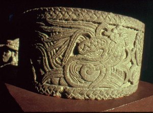 Urne med fjærkledd slange av Aztec