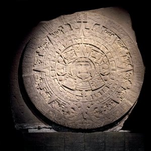 Precolombiansk sivilisasjon: den aztekiske kalenderen (solsteinen): 3 m diameter steinskive som representerer den aztekiske kalenderen og kosmogonien, Au center est representerer solens guddommelige Tonatiuh, kommer fra Tenochtitlan - Mexico City, antropos av Aztec Aztec