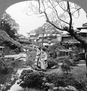 Japanske hushjelper i en hage, 1904.