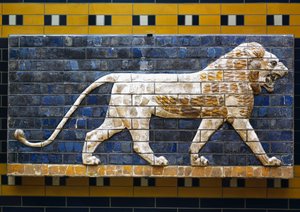 En løve, detalj fra glaserte mursteinsfliser som viser mytologiske dyr som prydet prosesjonsveien til Ishtar-porten i Babylon under Nebukadnesar IIs regjeringstid (604-562 f.Kr.). Babylonsk sivilisasjon, 7.-6. århundre f.Kr.