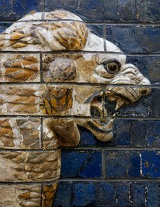 Løvehode, detalj fra glaserte mursteinsfliser som viser mytologiske dyr som prydet prosesjonsveien til Ishtar-porten i Babylon under Nebukadnesar IIs regjeringstid (604-562 f.Kr.). Babylonsk sivilisasjon, 7.-6. århundre f.Kr. av Babylonian