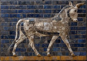 Hellig okse - emaljerte mursteinrelieffer fra Ishtar-porten - Babylon - 604-562 f.Kr. - Nabuchadnezzor-perioden arkeologiske museum Istanbul - En okse, detalj fra glaserte mursteinfliser som viser mytologiske dyr som prydet prosesjonsveien til Ishtar Ga