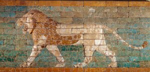 The Processional Way of Babylon erigee under styre av Nebukadnesar II (605-562 f.Kr.): detalj av Ishtar-porten som viser en mosaisk løve av murstein. Babylon, Irak. Paris. Museet Louvre av Babylonian
