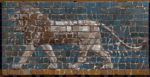 The Processional Way of Babylon erigee under styre av Nebukadnesar II (605-562 f.Kr.): detalj av Ishtar-porten som viser en mosaisk løve av murstein. Babylon - arkeologisk museum Istanbul av Babylonian