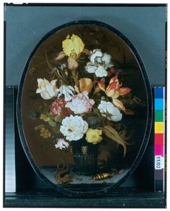 Stilleben med blomster i en glassvase på en avsats, med en øgle og biller av Balthasar van der Ast
