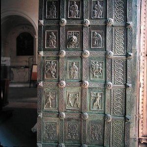 Dører fra fasaden (bronse) av Barisano da Trani
