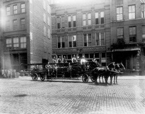 Chicago Fire Department Engine House No. 40, Chicago, Illinois, USA, ca. 1905 (s/hvitt-bilde) av Barnes and Crosby