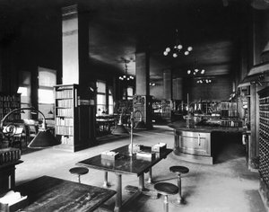 John Crerar Library, Chicago, Illinois, USA, ca. 1900 (s/hvitt-bilde) av Barnes and Crosby