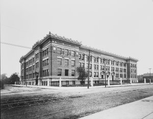 Wendell Phillips High School, Chicago, Illinois, USA, ca. 1904 (s/hvitt-bilde) av Barnes and Crosby