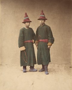 [To kinesiske menn i matchende tradisjonell kjole], 1870-tallet.