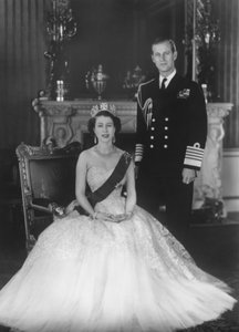 HM Dronning Elizabeth II og HKH Duke of Edinburgh ved Buckingham Palace, 12. mars 1953. av Baron Sterling Henry Nahum