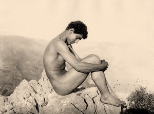Studie av en naken mann på en stein, Taormina, Sicilia, ca. 1900 (sepia-bilde) av Baron Wilhelm von Gloeden