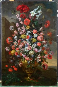Liljer, tulipaner, nelliker, peoner, convolvuli og andre blomster i en bronseurne med fugler, en skilpadde og sommerfugler i et landskap, 1718 av Bartolomeo Bimbi