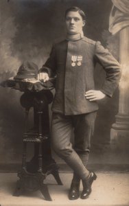 Album "The GM R. Army (1. verdenskrig)": Infanterisoldat i landsuniform (s/hv-bilde) av Battelli Battelli